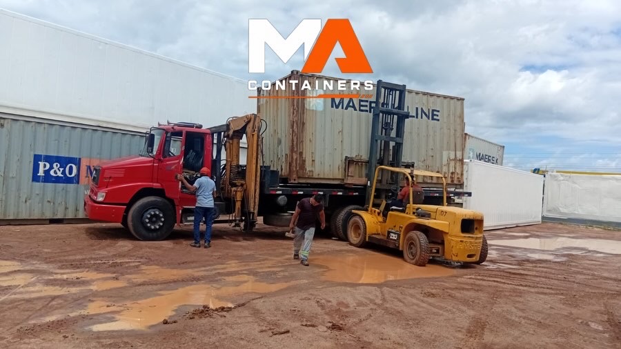 Operação logística da MA Containers com caminhão e movimentação